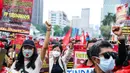 Elemen buruh dan mahasiswa menggelar aksi demonstrasi bertepatan dengan Hari Sumpah Pemuda di Kawasan Patung Kuda, Jakarta, Kamis (28/10/2021). Sejumlah tuntutan mereka salah satunya, pencabutan UU Nomor 11 Tahun 2019 tentang Cipta Kerja dan berbagai aturan turunannya. (Liputan6.com/Faizal Fanani)