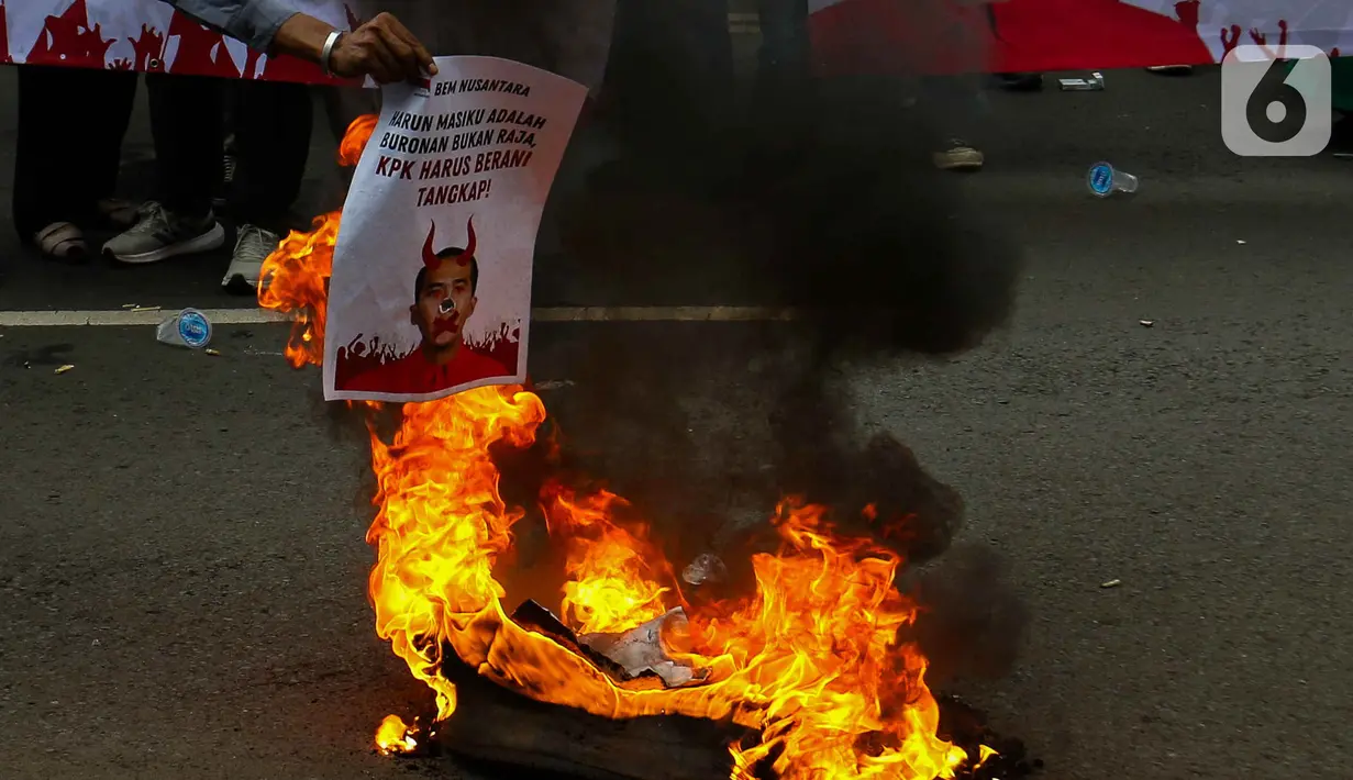 Para mahasiswa mendesak KPK segera menangkap tersangka kasus suap pergantian antarwaktu (PAW) anggota Dewan Perwakilan Rakyat (DPR), Harun Masiku. (Liputan6.com/Herman Zakharia)