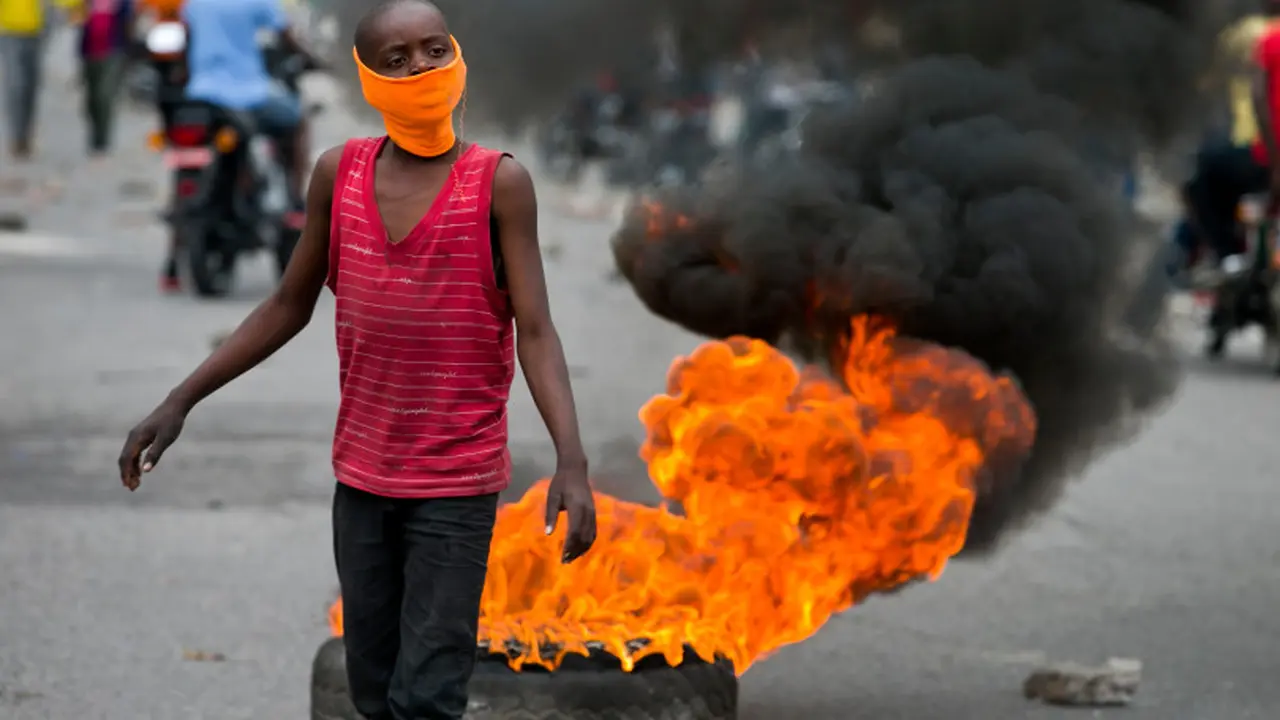 Seorang bocah lelaki meneriakkan slogan-slogan anti-tentara ketika para polisi yang tidak bertugas memprotes gaji dan kondisi kerja, di Port-au-Prince, Haiti, Senin 24 Februari 2020.