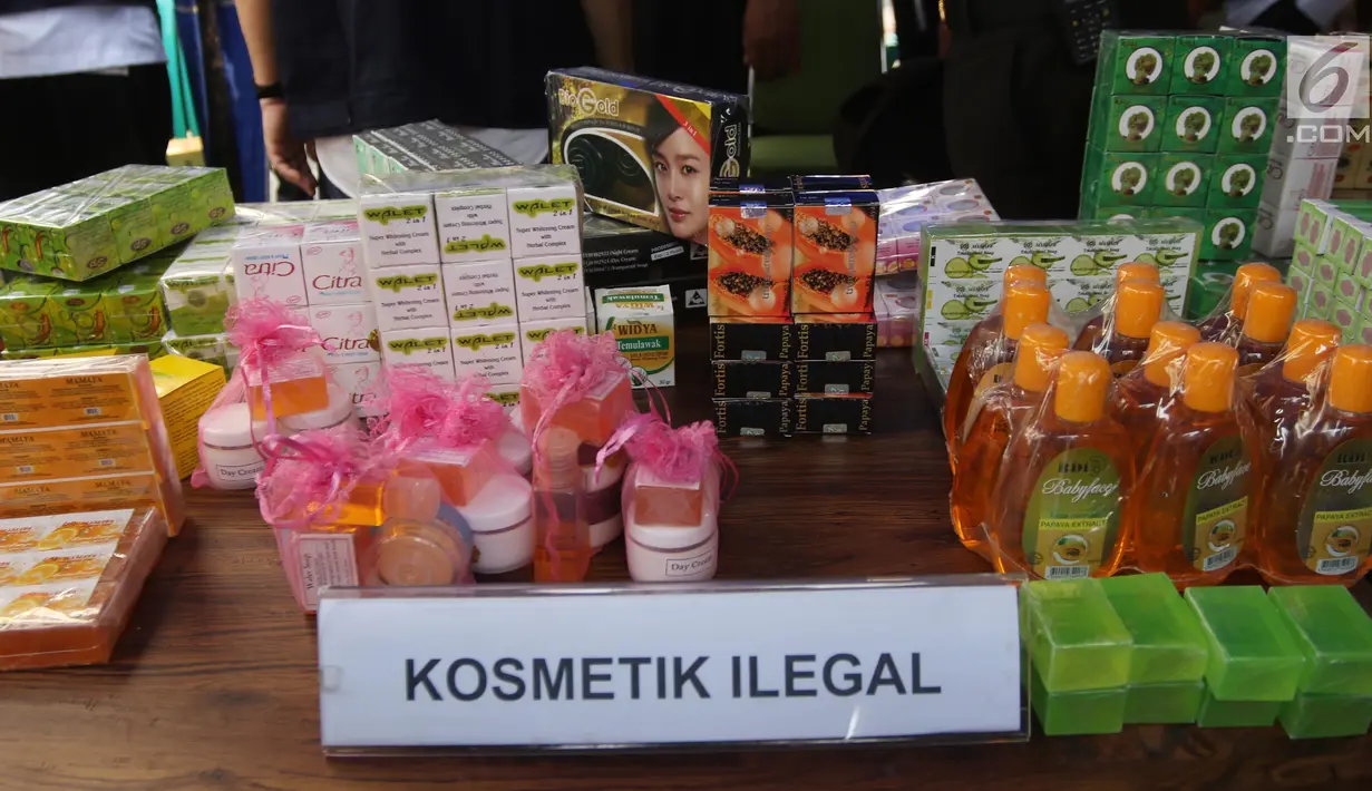 Penampakan kosmetik palsu dari hasil penggerebekan pabrik di kawasan Tambora, Jakarta Barat, Selasa (15/5). Pengungkapan kasus berkat kerja sama BPOM RI bersama Biro Korwas PPNS Bareskrim Mabes Polri. (Liputan6.com/Arya Manggala)