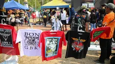 Pedagang kaos Bon Jovi menggelar dagangannya di luar Stadion Gelora Bung Karno, Jakarta, Jumat (11/9/2015). Grup band asal Amerika itu akan menggelar konser ‘Bon Jovi Live! Jakarta' nanti malam di arena GBK. (Liputan6.com/Faizal Fanani)