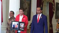 Presiden Joko Widodo atau Jokowi bertemu mantan atlet bulutangkis, Liliyana Natsir di Istana Merdeka Jakarta, Selasa (29/1/2019). (Lizsa Egeham/Liputan6.com)