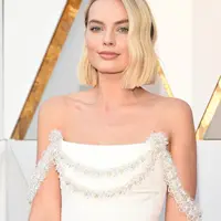 Aktris Australia Margot Robbie berpose untuk difoto saat menghadiri Academy Awards ke-90 di Hollywood, California (4/3). Deretan aktris dan aktor papan atas tampil maksimal untuk mengahadiri acara penghargaan ini. (AFP Photo/Valerie Macon)