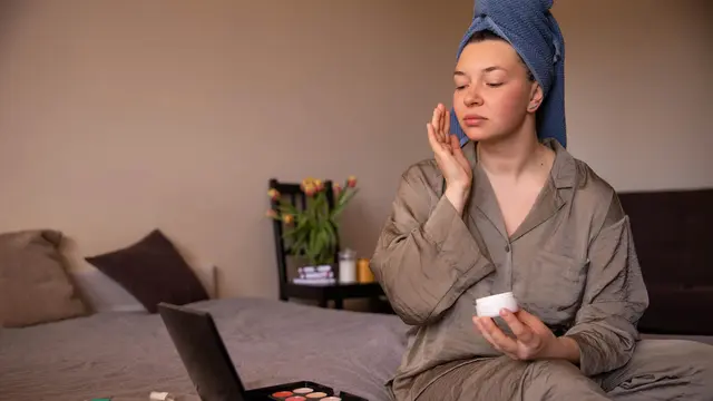 Urutan Pemakaian Skincare Malam yang Tepat agar Kulit Glowing dan Sehat