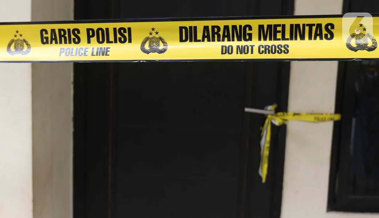 Garis polisi terpasang di depan sebuah rumah kontrakan ditemukannya empat bocah tewas mengenaskan, di kawasan Jagakarsa, Jakarta Selatan, Kamis (7/12/2023). (Liputan6.com/Herman Zakharia)
