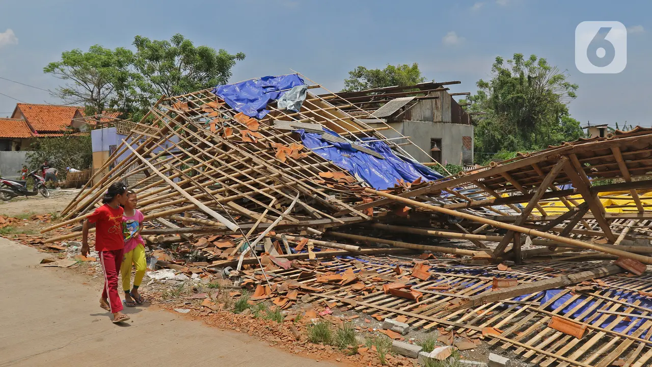 Rumah Rusak Terdampak Puting Beliung di Kaliabang Bekasi