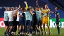 Para pemain Paris Saint-Germain (PSG) merayakan kemenangan atas RB Leipzig di akhir pertandingan semifinal Liga Champions di Estadio da Luz, Lisbon, Selasa (18/8/2020). PSG melaju ke final Liga Champions setelah mengalahkan Leipzig tiga gol tanpa balas. (AP Photo/Manu Fernandez)