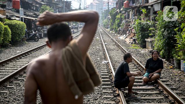 Warga Berjemur di Rel Kereta Api