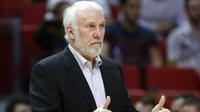 Pelatih San Antonio Spurs, Gregg Popovich saat memimpin timnya melawan Miami Heat pada laga NBA basketball game di Miami, (25/10/2017). Spurs kalahkan Heat 117-100.  (AP/Wilfredo Lee)
