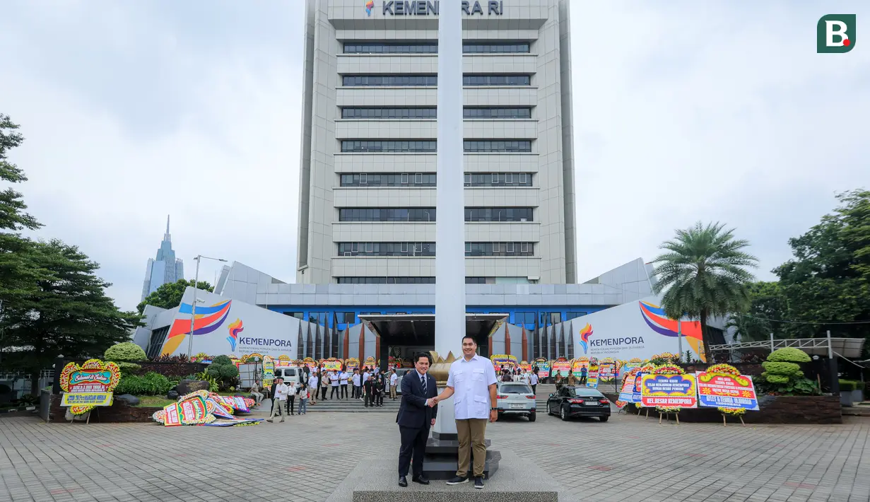 <p>Menteri Pemuda dan Olahraga Republik Indonesia (Menpora RI) periode 2025-2029, Erick Thohir (kiri) bersalaman dengan Menteri Pemuda dan Olahraga Republik Indonesia (Menpora RI) periode 2023-2025, Dito Ariotedjo (kanan) setelah acara serah terima jabatan yang berlangsung di Auditorium Wisma Kemenpora, Senayan, Kamis (18/09/2025). (Bola.com/Bagaskara Lazuardi)</p>