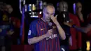 Gelandang Barcelona, Andres Iniesta, menangis saat momen perpisahan pada laga La Liga Spanyol di Stadion Camp Nou, Barcelona, Minggu (20/5/2018). Dirinya berpisah dengan klub yang 22 tahun telah dibela. (AFP/Lluis Gene)