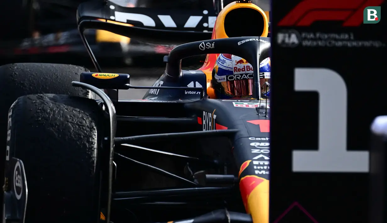 Pembalap Red Bull Racing, Max Verstappen memenangkan balapan Formula 1 GP Italia 2023 yang berlangsung di Sirkuit Monza, Italia, Minggu (03/09/2023). Verstappen sukses mencatatkan waktu 1:13:41.143. (AFP/Ben Stansall)