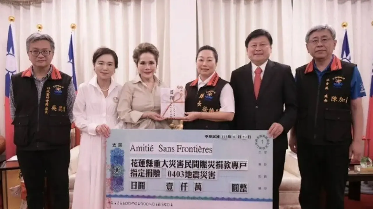 Istri presiden pertama Republik Indonesia (RI) Ratna Sari Dewi Sukarno (ketiga dari kiri) saat memberikan donasi untuk bantuan gempa Hualien, di Taiwan. (foto: Pemerintah Kabupaten Hualien)