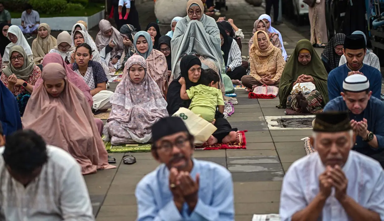 Para jemaah Muslim melaksanakan salat Idul Adha, atau Hari Raya Kurban, di balai kota Surabaya, Jawa Timur pada Rabu 27 Mei 2026. (Juni KRISWANTO/AFP)