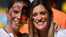 Para suporter menghiasi wajahnya dengan coretan warna bendera Jerman saat laga final piala dunia, Brasil, Senin (14/7/14). (AFP/ODD ANDERSEN)