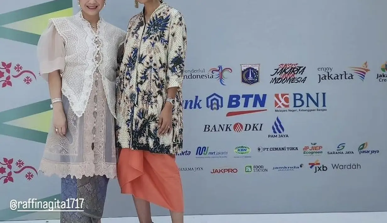 Berfoto bersama Najwa Shihab, Nagita memadukan atasan tersebut dengan kain songket shining. Dipadukan heels keemasan. [Instagram/@najwashihab]