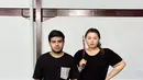 Fadil dan Rissa saat olahraga bersama. Selain jalan-jalan bareng, keduanya juga bersama-sama berusaha menerapkan pola hidup sehat. (Instagram/@clarissaputri_)