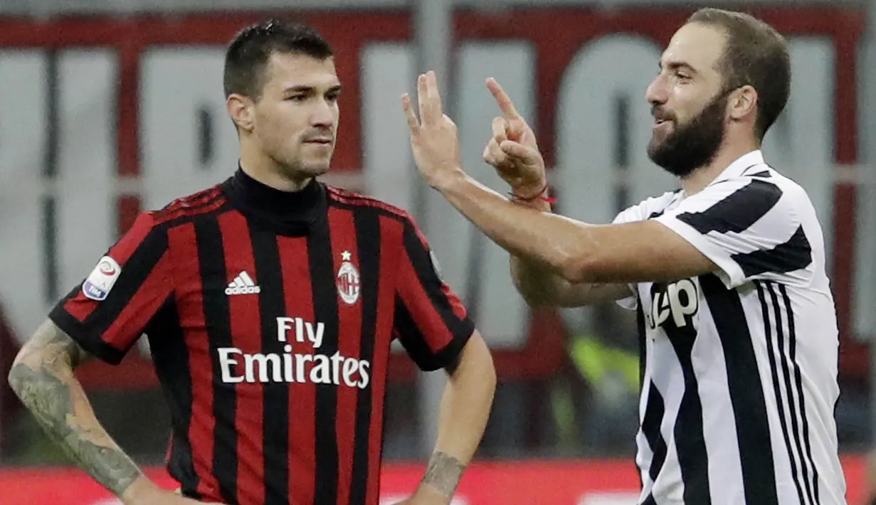 Striker Juventus, Gonzalo Higuain, melakukan selebrasi usai mencetak gol ke gawang AC Milan pada laga Serie A di Stadion San Siro, Sabtu (28/10/2017). AC Milan Takluk 0-2 dari Juventus. (AP/Luca Bruno)