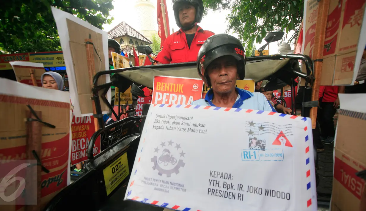 Pengemudi becak bermotor (bentor) membawa amplop raksasa untuk Presiden Jokowi ketika melakukan unjuk rasa di depan Gedung DPRD DIY, Rabu (30/3/2016). Mereka menuntut hentikan razia bentor dan melegalkan moda transportasi tersebut. (Foto: Boy Harjanto)