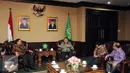 Menag Lukman Hakim Saifuddin saat melakukan audiensi dengan pimpinan media yang tergabung dalam Surya Citra Media di Gedung Kemenag, Jakarta, Jumat (27/5). Pertemuan membahas sejumlah hal jelang bulan suci Ramadan. (Liputan6.com/Helmi Fithriansyah)