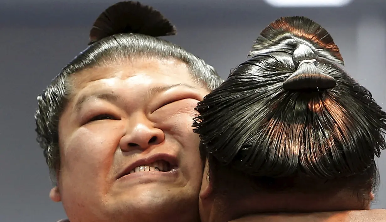 Ekspresi pegulat sumo saat mengadu kekuatan dalam turnamen Sumo, Honozumo di Kuil Yasukuni, Tokyo, Senin (18/4). Selain menjadi ajang kejuaraan olahraga tradisional jepang, kejuaraan tahunan itu juga menjadi daya tarik wisata. (REUTERS/Yuya Shino)