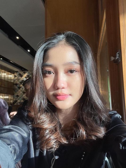 Paras cantik Chandrika Chika banyak disebut oleh netizen sekilas mirip dengan pesinetron Ranty Maria. Bila diperhatikan, sekilas garis wajah Chika dengan Ranty Maria memang mirip bak anak kembar. (Liputan6.com/IG/@chndrika_)