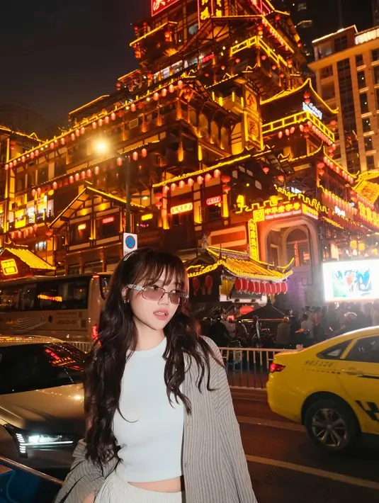 Dikelilingi oleh lampu neon dan arsitektur tradisional China yang ikonik, Fuji tampil seolah jadi pusat perhatian. Gayanya ini membuktikan bahwa street style saat traveling tidak harus rumit, cukup dengan padu padan basic pieces dan aksesori tepat, penampilan bisa langsung naik level. [@fuji_an].