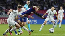 Pemain Barcelona, Fermin Lopez, berusaha melewati pemain Shakhtar Donetsk pada laga Liga Champions, di Stadion Olimpic Lluis Companys, Rabu (25/10/2023). Pemain berusia 20 tahun ini sukses mencuri perhatian berkat penampilan apiknya. (AFP/Pau Barrena)