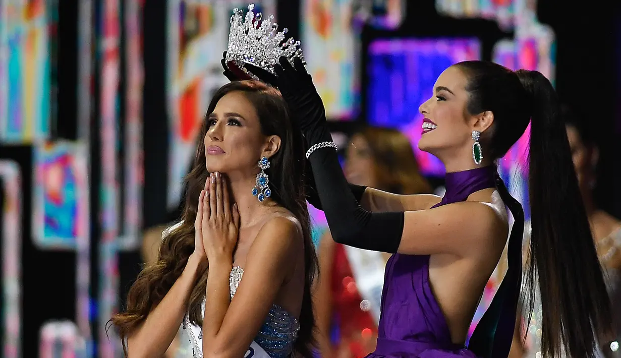 Diana Silva yang mewakili negara bagian Distrito Capital dinobatkan sebagai pemenang kontes kecantikan tahunan Miss Venezuela di Caracas, Venezuela, Kamis (17/11/2022). (AP Photo/Matias Delacroix)