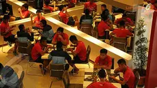 Waktu senggang saat makan siang juga dimanfaatkan para skuat Garuda Jaya untuk berkomunikasi (Liputan6.com/Helmi Fithriansyah).
