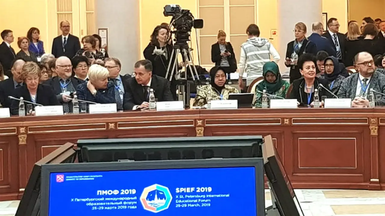 Wali Kota Risma Paparkan Strategi Pendidikan Gratis Surabaya di Rusia
