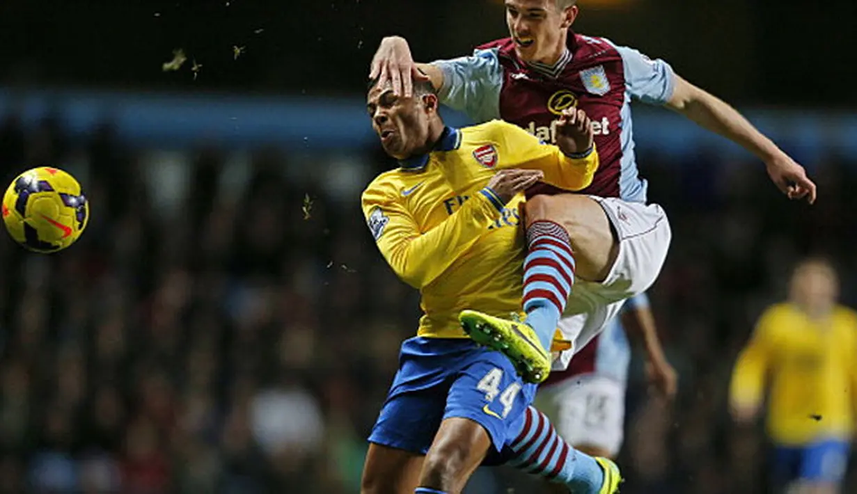 Gelandang Arsenal Serge Gnabry (kiri) berebut bola dengan pemain belakang Aston Villa Ciaran Clark saat laga pertandingan sepak bola Liga Utama Inggris antara Aston Villa melawan Arsenal di Villa Park, Birmingham, pada (13/01/14) waktu setempat. (Foto: AF