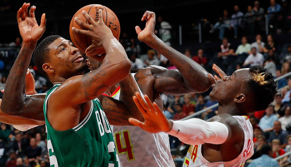 Pebasket Boston Celtics, Marcus Smart, menghindari rebutan pebasket Atlanta Hawks, Dennis Schroder, pada laga NBA di Philips Arena, Atlanta, Senin (6/11/2017). Hawks kalah 107-110 dari Celtics. (AFP/Kevin C Cox)