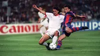Bek AC Milan, Paolo Maldini berusaha merebut bola pemain Barcelona Miguel Angel Nadal di final Piala Champions di Olimpiade Athena 18 Mei 1994. Maldini mendapatkan peran Direktur Strategi dan Pengembangan Keolahragaan di Milan. (AFP Photo/Mladen Antonov)