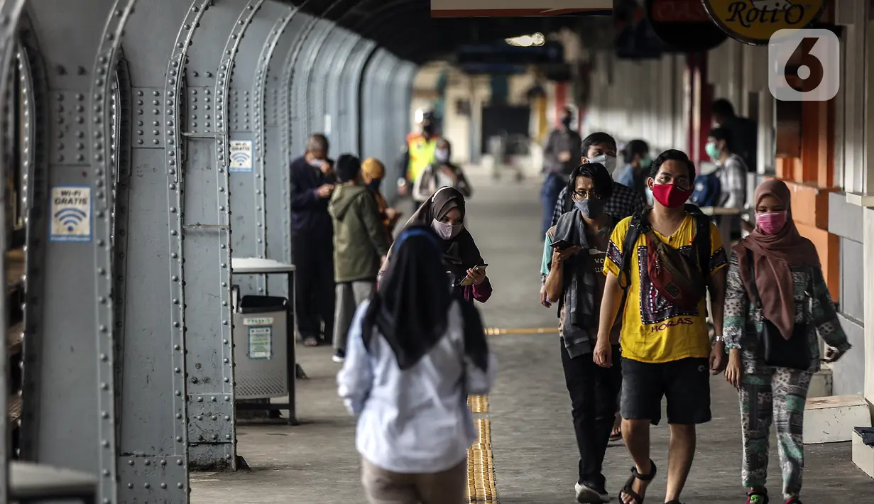 Calon penumpang mengenakan masker di Stasiun Jakarta Kota, Jakarta, Rabu (28/10/2020). Mengantisipasi lonjakan penumpang saat cuti bersama dan Sumpah Pemuda, PT KCI mengajak pengguna KRL bersatu dan bangkit melawan COVID-19 dengan menerapkan 3M. (Liputan6.com/Johan Tallo)
