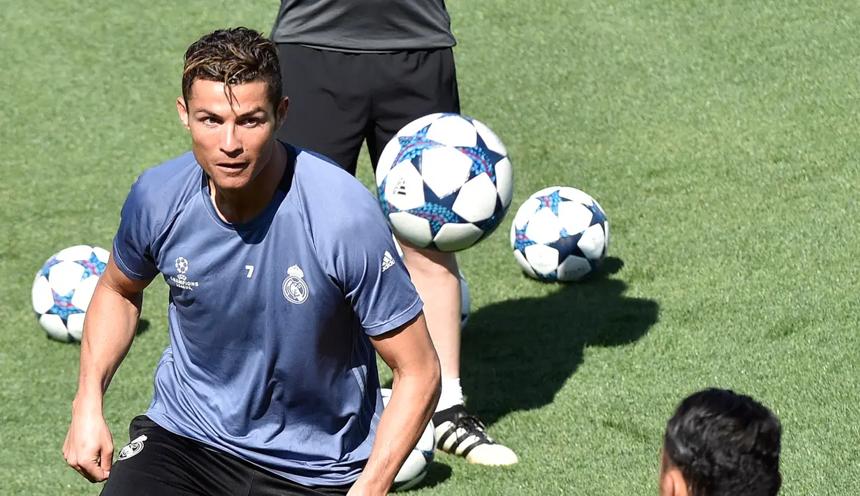 Penyerang Real Madrid Cristiano Ronaldo saat melakukan sesi latihan di Valdebebas, Madrid, Spanyol (17/4). Real Madrid akan menantang Bayern Muenchen di leg kedua perempat final Liga Champions. (AFP Photo / Gerard Julien)