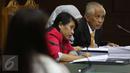 Terpidana suap hakim Pengadilan Tata Usaha Negara Medan Otto Cornelis Kaligis (kiri) saat sidang Peninjauan Kembali (PK) di Pengadilan Negeri Jakarta Pusat, Jakarta, Senin (13/3). (Liputan6.com/Helmi Afandi)