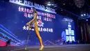Atlet Binaraga asal China, Gui Yuna saat berada dipanggung dalam ajang International Weightlifting Federation (IWF) Beijing 2020 di Beijing, China, Jumat (11/12/2020). (AFP/NOEL CELIS)