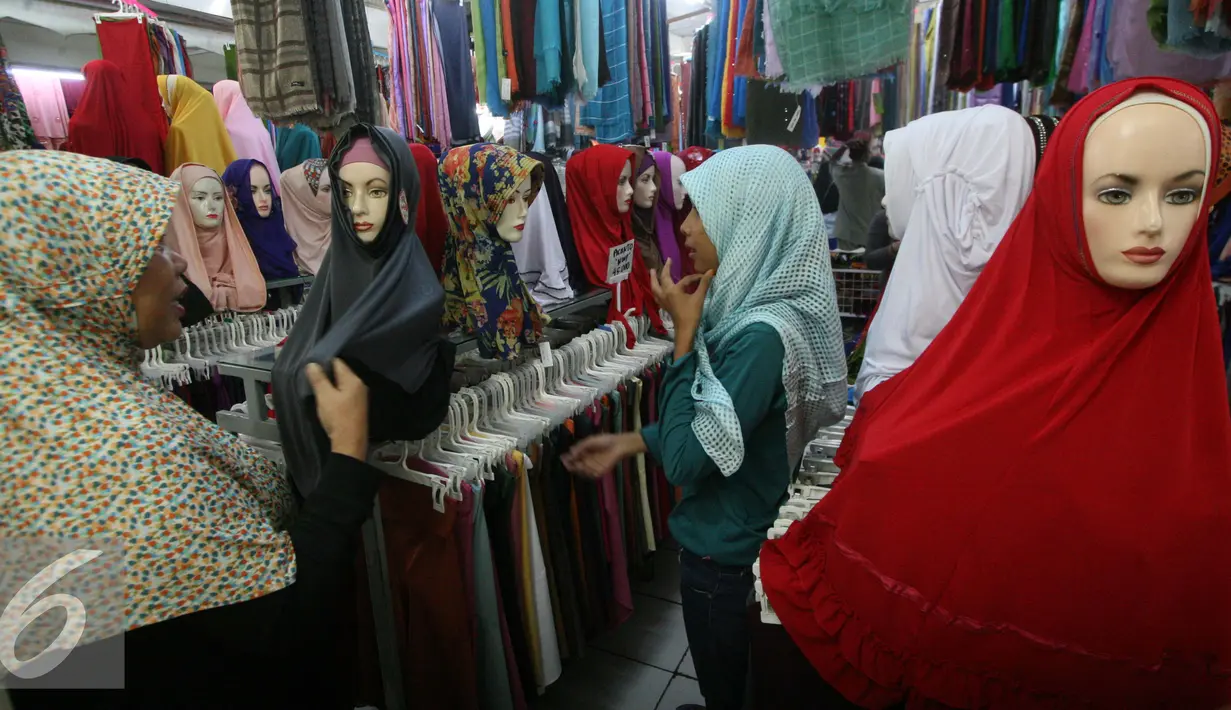 Pengunjung memilih model  jilbab yang di jual di pasar Beringharjo, Yogyakarta, Rabu, (8/6/2016). Saat bulan ramadan, penjualan pakaian muslim mengalami peningkatan. (Liputan6.com/Boy Harjanto)