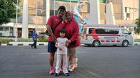 Gadis cilik asal kota Gresik, Kinandari (tengah), berfoto bersama orang tuanya. Kinandari akan merasakan jadi Pendamping Garuda untuk laga Timnas Indonesia saat menghadapi Timnas Chinese Taipei dalam FIFA Matchday di Stadion Gelora Bung Tomo, Jumat (5/9/2025). (Bola.net/Asad Arifin)