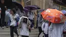 Ujian ini dianggap penting bagi generasi muda Tiongkok, dengan hasil yang menentukan penerimaan mereka di universitas dan bahkan membentuk prospek karir mereka. (AP Photo/Ng Han Guan)