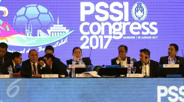 Ketua Umum PSSI, Edy Rahmayadi (ketiga kiri) menyampaikan pandangan saat Kongres PSSI 2017 di Bandung, Minggu (8/1). Salah satu yang dibahas adalah pencabutan hukuman kepada klub atau individu anggota PSSI. (Liputan6.com/Helmi Fithriansyah)