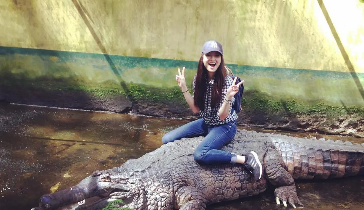 Dengan kemeja kotak-kotak yang dipadu dengan celana jeans dan sepatu running membuat Raline terlihat seperti ABG. (Foto: instagram.com/ralineshah)