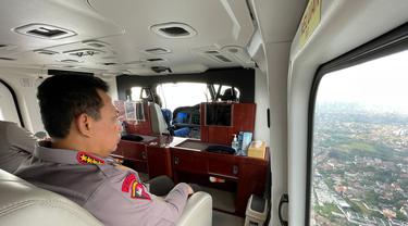 Kapolri Jenderal Listyo Sigit Prabowo memantau arus mudik Hari Raya Idul Fitri tahun 2023 yang mulai terlihat pada Sabtu 15 April 2023.