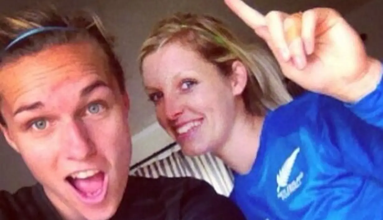 Erin Nayler berpose bersama rekannya. (Twitter)