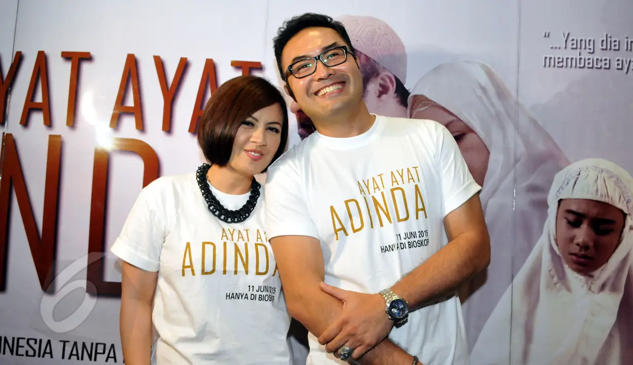Pasangan selebriti Cynthia Lamusu dan Surya Saputra saat press screening film 'Ayat-ayat Adinda' di kawasan Kuningan, Jakarta, Senin (8/6/2015). (Liputan6.com/Panji Diksana)
