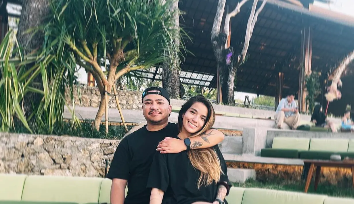 Tak hanya sendiri, Sheila Marcia juga punya kegemaran mengoleksi tato di tubuhnya bareng sang suami. Terlihat Dimas Akira juga punya tato di bagian lengan.(Liputan6.com/IG/@itssheilamj).
