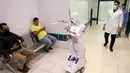 Robot Cira 03 terlihat di sebuah rumah sakit di Kota Tanta, Provinsi Gharbiya, Mesir, 3 Desember 2020. Penemu robot tersebut, Mahmoud el-Komy, merupakan seorang perekayasa mekatronika asal Mesir berusia 27 tahun. (Xinhua/Ahmed Gomaa)