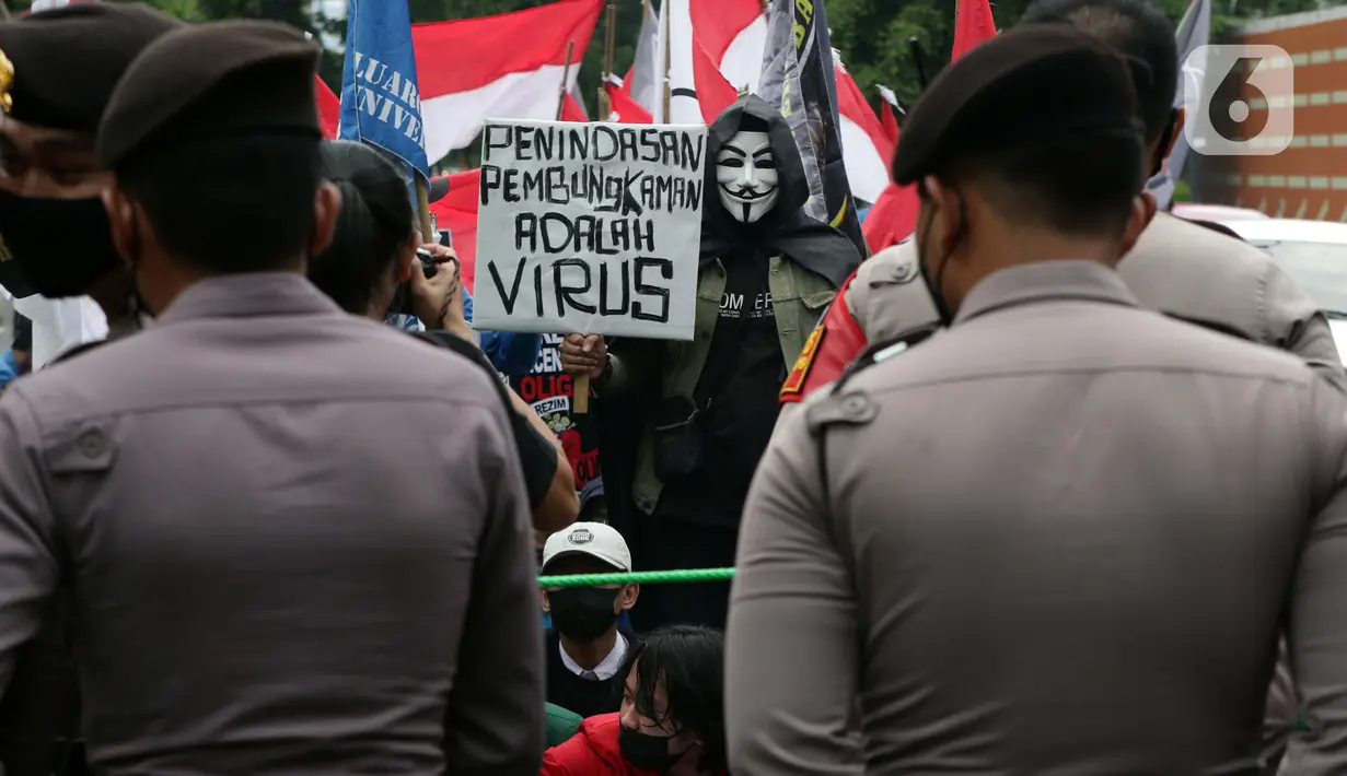 Sejumlah mahasiswa yang tergabung dalam Front Millenial Jabodetabek melakukan aksi unjuk rasa di Jalan Kuningan Persada sekitar Gedung KPK, Jakarta, Kamis (9/12/2021). Aksi mereka untuk memperingati Hakordia 2021 dengan menyuarakan keprihatinan atas lemahnya KPK. (Liputan6.com/Helmi Fithriansyah)