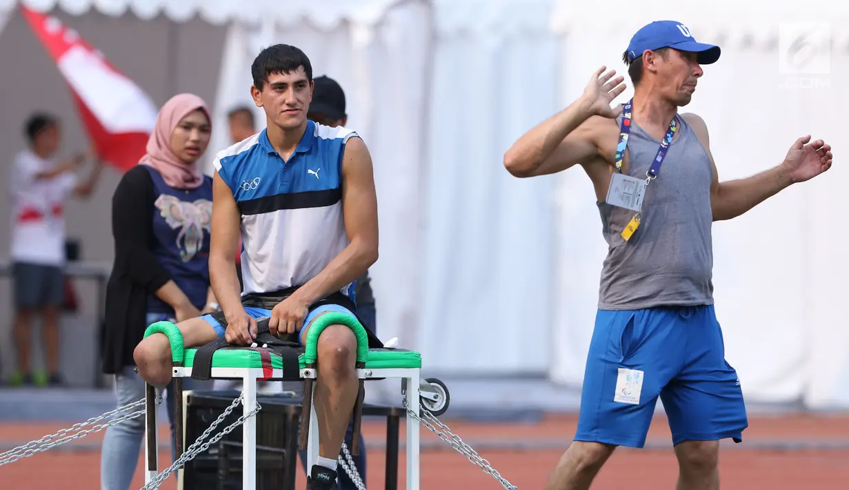 tlet tolak peluru Asian Para Games 2018 dari negara Uzbekistan menyimak arahan pelatihnya saat latihan di Stadion Madya, Kompleks GBK, Jakarta, Kamis (4/10). Ada 18 cabang olahraga dengan 586 nomor pertandingan. (Liputan6.com/Helmi Fithriansyah)